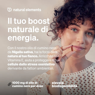 Frau, die eine Kapsel an ihren Mund hält, mit einem Text, der Schwarzkümmelöl zur Unterstützung von Energie und Antioxidantien anpreist; Vorteile hervorgehoben.