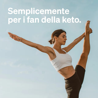 Donna in abbigliamento sportivo che si bilancia su una gamba con le braccia tese e una gamba sollevata, con il testo “Semplicemente per i fan della keto” su uno sfondo di cielo limpido.