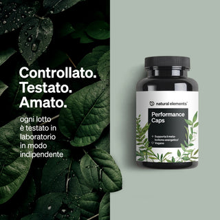 Una bottiglia di "Performance Caps" di Natural Elements si trova accanto a foglie verdi e testo italiano, che indica test di laboratorio indipendenti.