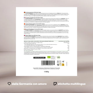 Retro di una confezione alimentare con ingredienti, informazioni nutrizionali ed etichette in più lingue, con loghi di certificazione e un sito web in basso.