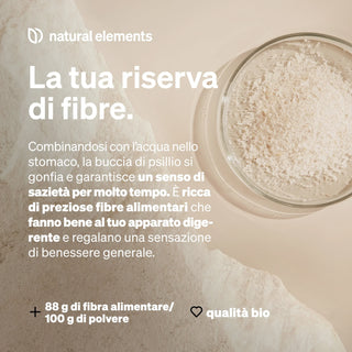 Flohsamenschalenpulver mit italienischem Text, der den Ballaststoffgehalt, die Vorteile für die Verdauung und die natürlichen Bestandteile hervorhebt.