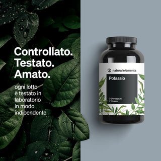 Eine Flasche Natural Elements Kaliumkapseln mit italienischem Text über unabhängige Labortests.