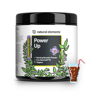Un contenitore di plastica nero con la scritta "Natural Elements Power Up Gaming Booster Powder" con grafica pixel e una piccola icona di bevanda pixelata nell'angolo in basso a destra.