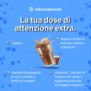 Un bicchiere di energy drink al cioccolato schizza su uno sfondo blu, con testo che evidenzia ingredienti vegani, caffeina, vitamina B e C, Ginkgo e tè verde.