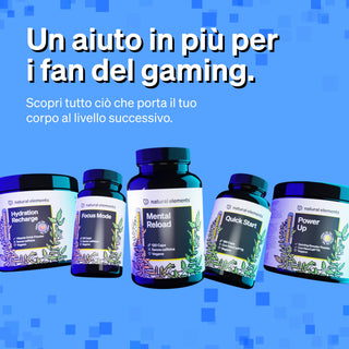 Cinque flaconi di integratori alimentari sono raffigurati su uno sfondo blu e pixelato, con testo in italiano che promuove i benefici per i giocatori.