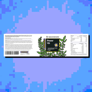 Ein rechteckiges Ergänzungsetikett für "Power Up" von Natural Elements mit Pixel-Art-Pflanzen und einem Sonnensymbol vor einem blauen, pixeligen Hintergrund.