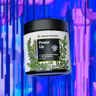 Ein Glas mit der Aufschrift "Power Up Gaming Booster Powder" von Natural Elements mit Pixelgrafiken.
