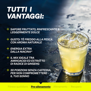 Ein Glas eisgekühlter Pfirsichtee mit sichtbaren Eiswürfeln; der italienische Text auf der linken Seite listet die Vorteile des Getränks auf und hebt die natürlichen Elemente hervor.