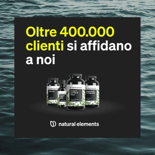 Su uno sfondo nero con il testo "Oltre 400.000 clienti si affidano a noi" e il logo di Natural Elements sotto, sono visibili quattro flaconi di integratori alimentari.