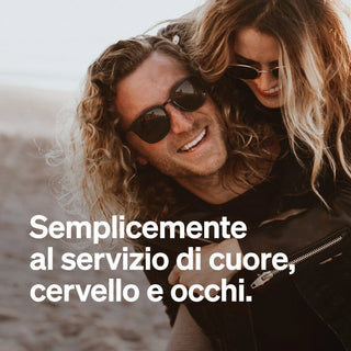 Ein Mann mit langen lockigen Haaren und Sonnenbrille nimmt eine Frau mit langen Haaren und Sonnenbrille huckepack, italienischer Text überlagert.
