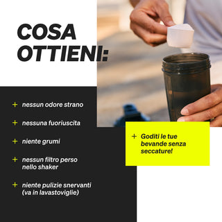 Eine Person schöpft Pulver in eine Shakerflasche; daneben listet ein italienischer Text die Produktvorteile auf und hebt die natürlichen Elemente gelb hervor.
