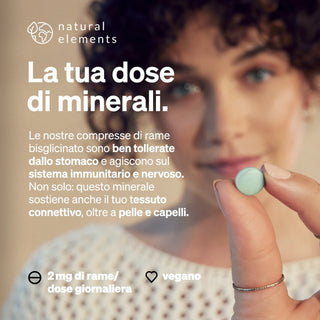 Una persona tiene in mano una compressa rotonda. Il testo in italiano la descrive come un integratore di rame che supporta la salute del sistema immunitario, dei nervi, del tessuto connettivo, della pelle e dei capelli. Adatto ai vegani.
