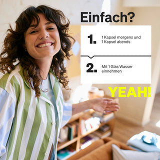 Eine lächelnde Frau in einem gestreiften Hemd steht in einem Haus. Ein Text neben ihr erklärt, wie die Kapseln einzunehmen sind: eine am Morgen, eine am Abend, mit einem Glas Wasser. "YEAH!" steht in fetter gelber Schrift.
