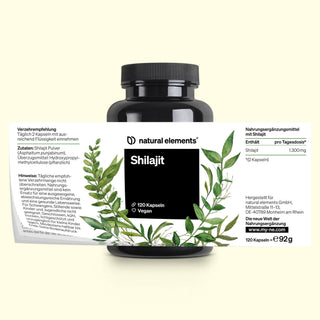 Zu sehen ist eine schwarze Flasche mit der Aufschrift „Shilajit aus natürlichen Elementen“, auf deren weißem Etikett grüne Blätter zu sehen sind und auf der Produktinformation in deutscher Sprache Angaben zu Inhalt und Dosierung zu finden sind.