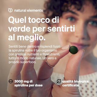 Eine Frau hält eine grüne Spirulina-Tablette in die Kamera, auf der ein italienischer Text über die Vorteile und die Qualität von Spirulina steht.