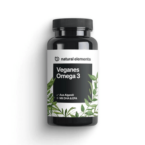 Un'elegante bottiglia nera di Natural Elements con l'etichetta „Capsule di Olio di Alghe Omega 3 Vegano“ evidenzia i benefici degli acidi grassi omega-3 dalle alghe marine. Questa alternativa vegana alle fonti tradizionali è decorata con grafiche di foglie verdi che ne sottolineano l'origine naturale.
