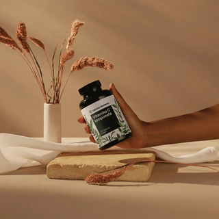 Eine Hand hält eine Flasche mit der Aufschrift "Vitamin C tamponala".