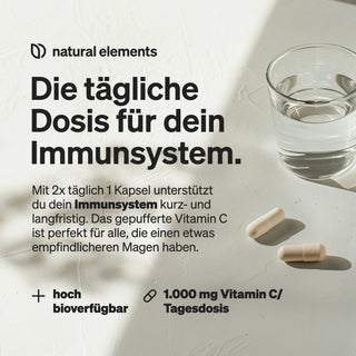 Ein Glas Wasser und zwei Kapseln sind neben dem deutschen Text über tägliches Vitamin C zur Unterstützung des Immunsystems aus natürlichen Elementen abgebildet.