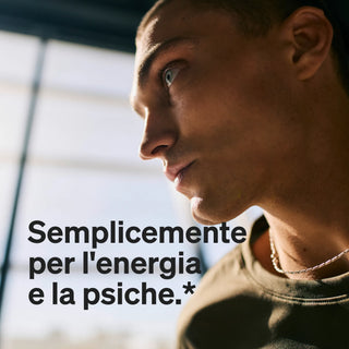 Nahaufnahme eines jungen Mannes, der nachdenklich dreinschaut, mit überlagertem italienischen Text: "Semplicemente per l'energia e la psiche.
