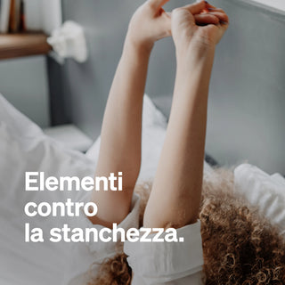 Person, die im Bett liegend die Arme ausstreckt, lockiges Haar sichtbar. Text auf Italienisch: "Elementi naturali contro la stanchezza.