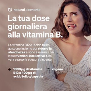 Una donna con capelli corti castani indossa un maglione a spalle scoperte e tiene una capsula sulla lingua. Il testo pubblicizza un integratore vegano di Vitamina B di Natural Elements.