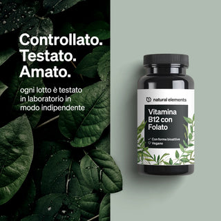 Una bottiglia dell'integratore alimentare Natural Elements Vitamina B12 con Folato su uno sfondo di foglie verdi, con testo italiano che descrive test di laboratorio indipendenti.