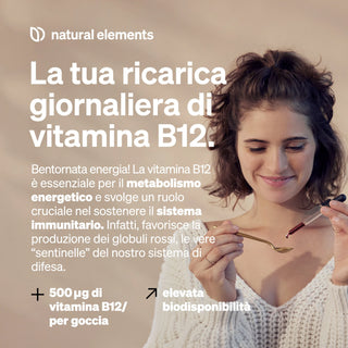 Eine Frau lächelt, während sie mit einer Pipette Flüssigkeit in einen Löffel gibt; der italienische Text wirbt für das tägliche Vitamin-B12-Präparat und seine natürlichen Vorteile.