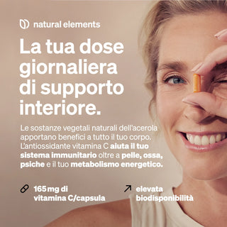 Lächelnde Frau, die eine Vitaminkapsel in der Nähe ihres Auges hält; italienischer Text hebt die Vorteile von Vitamin C hervor, tägliche Unterstützung, hohe Bioverfügbarkeit.