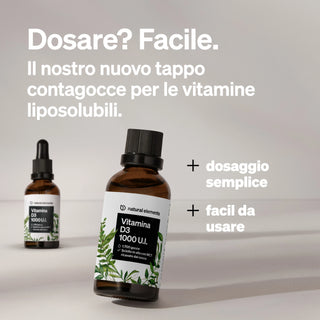 Flaconcino di vetro marrone di Natural Elements Vitamina D3 1000 UI con tappo contagocce, mostrato con testo per un facile dosaggio e applicazione in italiano. Un'altra bottiglia è sfocata sullo sfondo.
