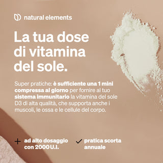 Un mucchio di polvere bianca e una piccola compressa rotonda su sfondo beige con testo italiano che promuove un integratore quotidiano di Vitamina D3 per la salute del sistema immunitario e delle ossa.