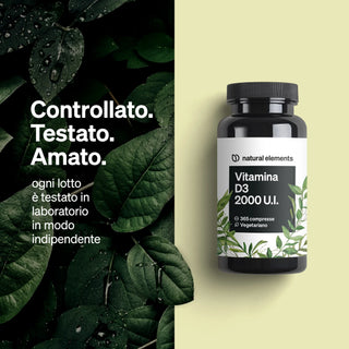 Una bottiglia di compresse di Vitamina D3 2000 U.I. di Natural Elements è raffigurata su uno sfondo di foglie verdi con testo in italiano relativo a test di laboratorio e qualità del prodotto.