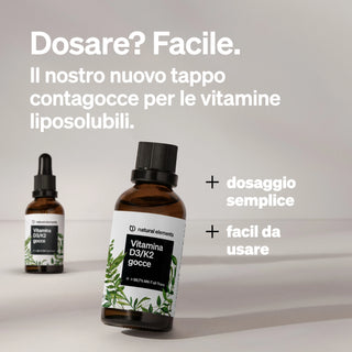 Der italienische Text beschreibt für "Vitamina D3/K2 gocce" eine einfach zu handhabende Kappe und eine natürliche Zufuhr von essentiellen fettlöslichen Vitaminen.
