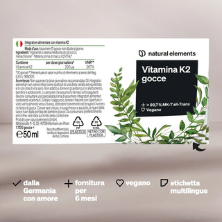 Etichetta della bottiglia per "Vitamina K2 gocce" di Natural Elements con istruzioni per l'uso, informazioni nutrizionali e simboli che indicano che è vegano, dura 6 mesi, è prodotto in Germania ed è multilingue.