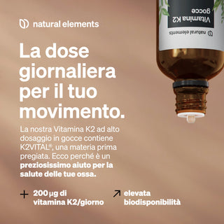 Una boccetta contagocce di vetro marrone con Vitamina K2 è raffigurata capovolta, con testo in italiano che ne evidenzia la dose giornaliera, i benefici per la salute delle ossa e l'alta biodisponibilità.