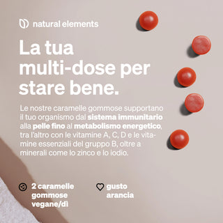 Quattro orsetti gommosi arancioni sono disposti su una superficie chiara accanto a un testo italiano che descrive i benefici del prodotto, il gusto di arancia e lo stato vegano.