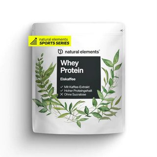 Natural Elements Whey Protein Pulver in der Geschmacksrichtung Eiskaffee enthält Kaffeeextrakt, ist proteinreich und enthält kein Sucralose. Es wird in einem weißen Beutel mit einem grünen Blattmotiv und einem gelben Sports Series-Etikett geliefert.