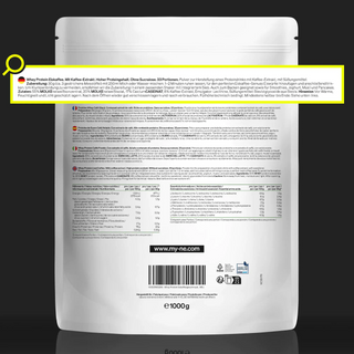 Rückseite eines weißen Proteinpulverbeutels mit Produktinformationen, Inhaltsstoffen und Nährwertangaben in mehreren Sprachen; Website und Gewicht (1000 g) am unteren Rand.