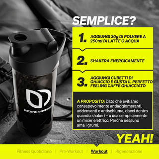 Auf einem gelben Hintergrund neben einer Shaker-Flasche mit dem "natural elements"-Logo sind Anweisungen für Trainingsgetränke in italienischer Sprache zu sehen.