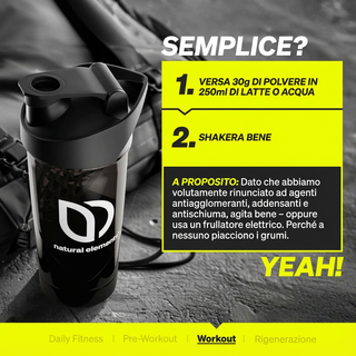 Die italienische Trainingsanleitung zum Mischen des Pulvers mit Milch oder Wasser ist neben einer "natural elements"-Shakerflasche abgebildet.