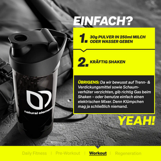 Eine schwarze Shakerflasche mit der Aufschrift "natural elements" steht auf dem Boden einer Turnhalle. Die Anweisungen zum Mischen des Pulvers mit Milch oder Wasser und zum Schütteln sind in fetter gelber und weißer Schrift dargestellt.