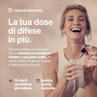 Lächelnde Frau hält Tropfflasche; italienischer Text hebt Zink-Tropfen mit natürlichen Elementen für Immunität und Hautgesundheit hervor, dauerhafter Vorrat.